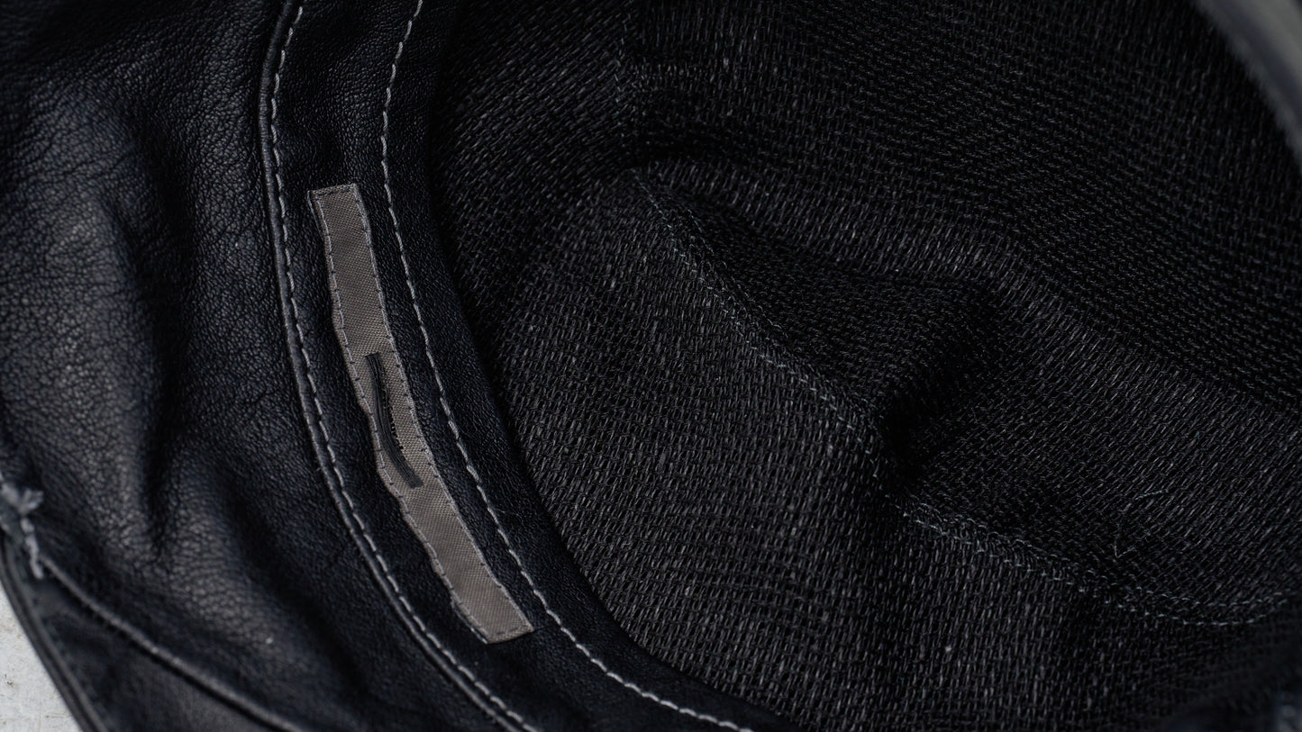 <span>26.2</span><span>"DISPLACEMENT"</span>CLOCHE HAT<br>KANGAROO FULL GRAIN<br>BLACK