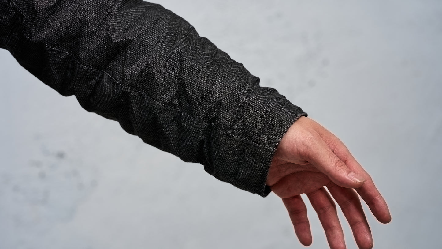 <span>27.1</span><span>"DISPLACEMENT"</span>ARMHOLELESS JACKET <br>DNA PAPER TWILL<br>CARBON