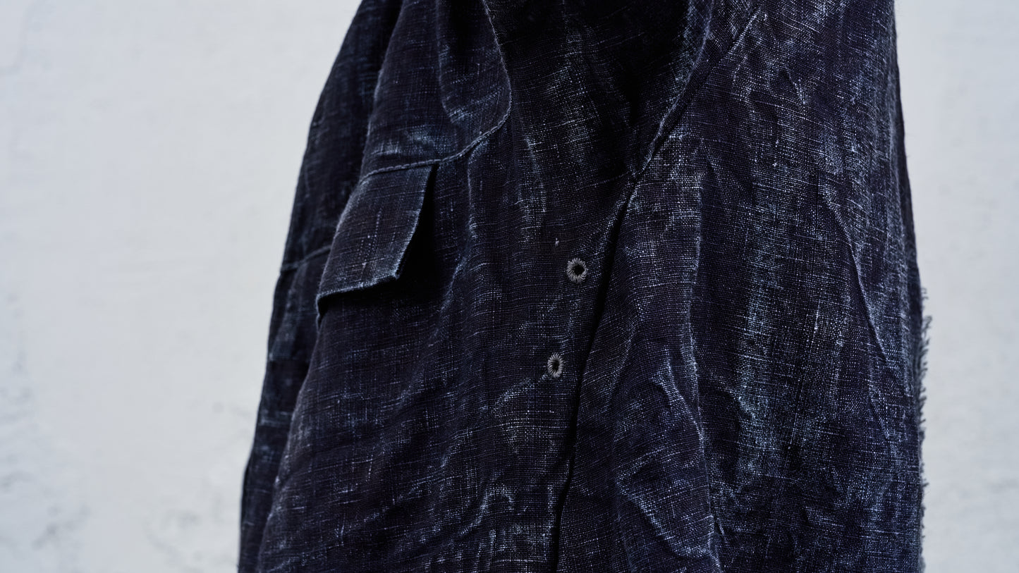 <span>27.1</span><span>"DISPLACEMENT"</span>ARMHOLELESS COAT <br>PRINTED LINEN MEDIUM<br>INDIGO