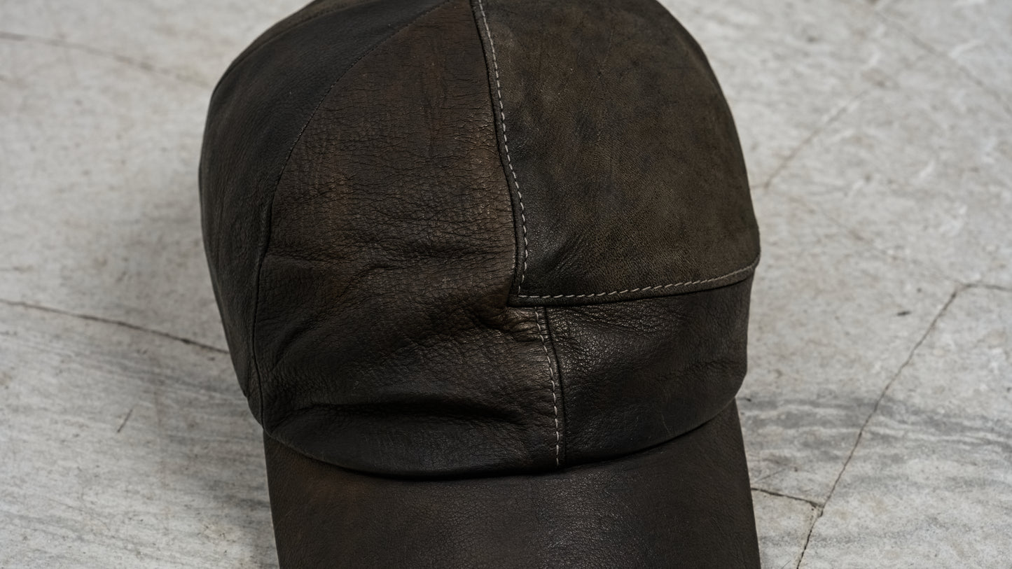 <span>27.1</span><span>"DISPLACEMENT"</span>BASEBALL CAP<br>DEER FULL GRAIN 0.8<br>COL.26