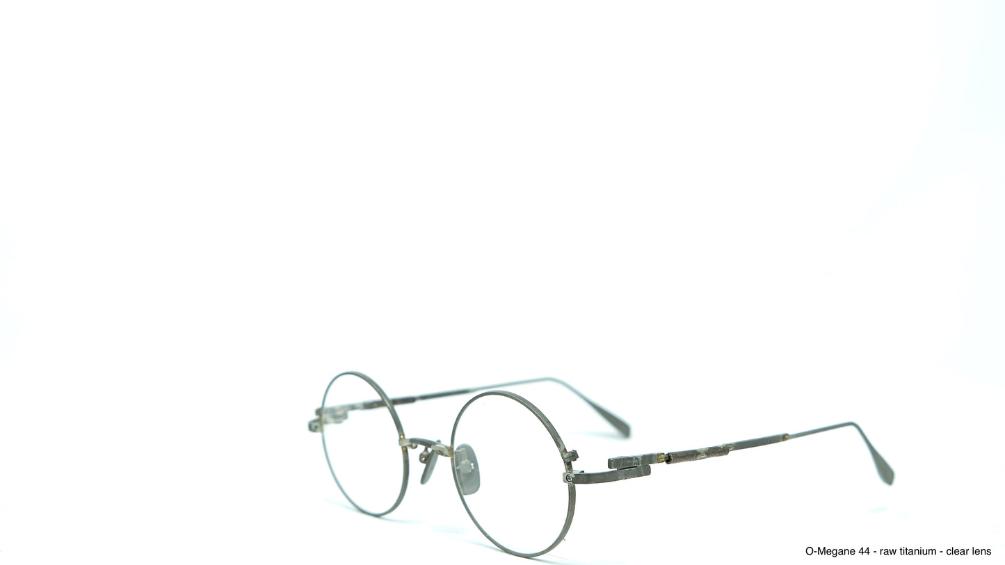 <span>TITANIUM FRAME + TITANIUM TEMPLE</span>O-MEGANE 44