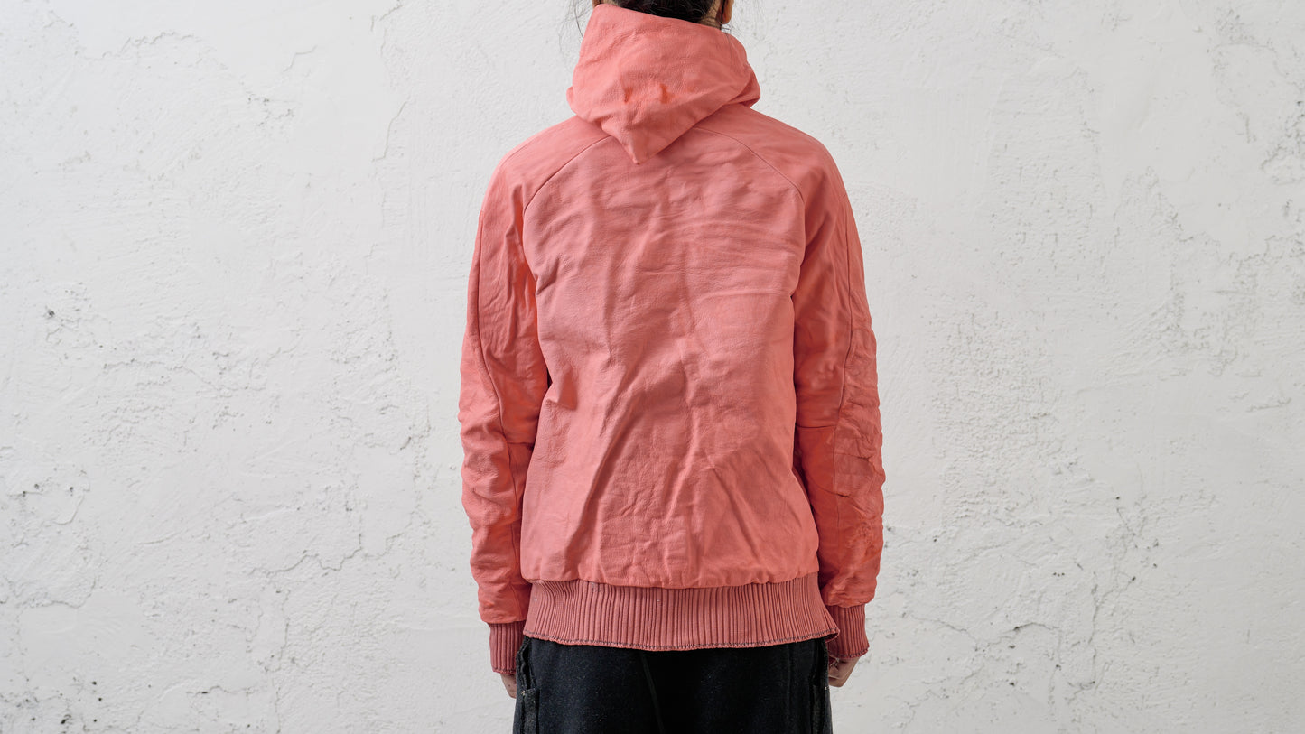 <span>25.2</span><span>"DISPLACEMENT"</span>SWEAT PARKA HOODED ZIPPED CO LINING<br>BISON FULL GRAIN<br>PINK