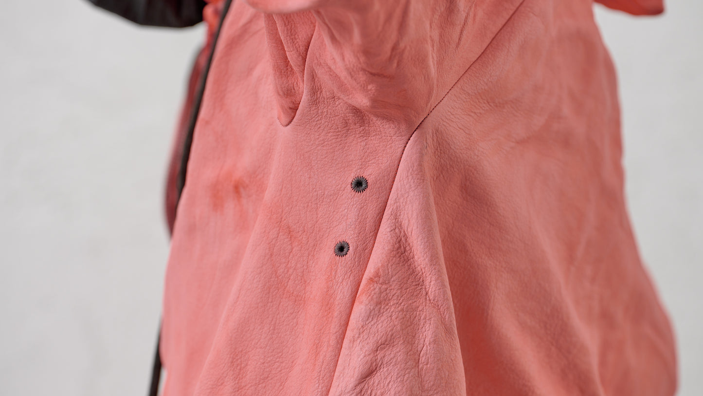 <span>25.2</span><span>"DISPLACEMENT"</span>SWEAT PARKA HOODED ZIPPED CO LINING<br>BISON FULL GRAIN<br>PINK