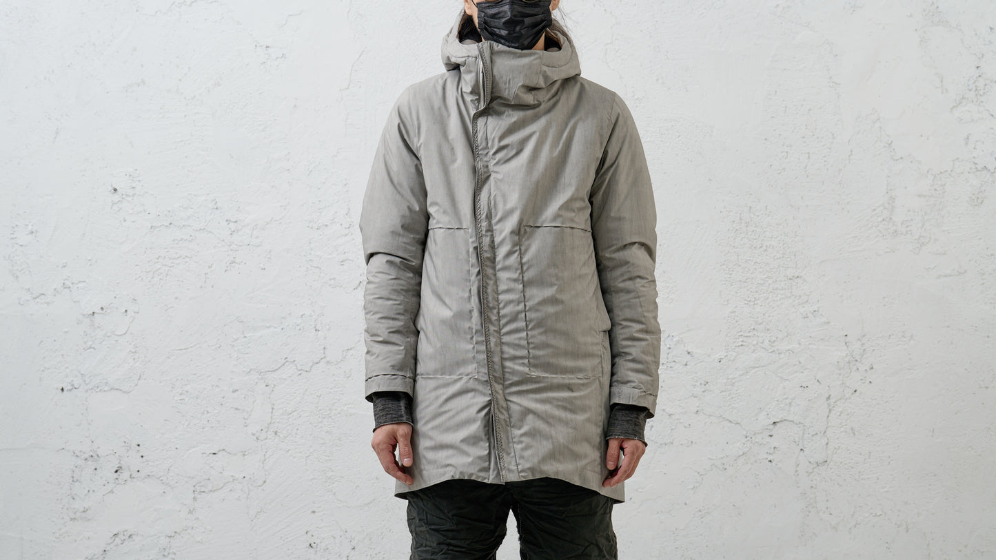 <span>25.2</span><span>"BASIC"</span>MOUNTAIN PARKA SEMILONG ORIGAMI SLEEVE PRIMALOFT<br>ULTRA LIGHT 3 LAYER NYLON<br>DUSTY WHITE