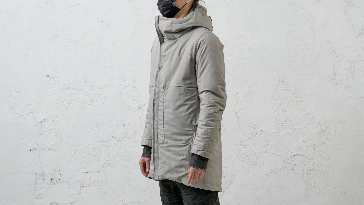 <span>25.2</span><span>"BASIC"</span>MOUNTAIN PARKA SEMILONG ORIGAMI SLEEVE PRIMALOFT<br>ULTRA LIGHT 3 LAYER NYLON<br>DUSTY WHITE