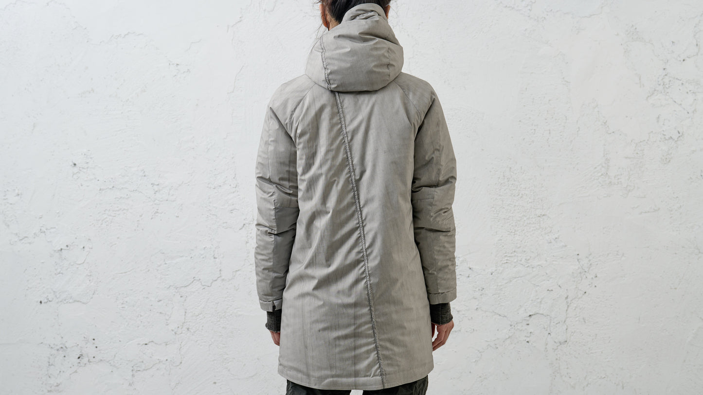 <span>25.2</span><span>"BASIC"</span>MOUNTAIN PARKA SEMILONG ORIGAMI SLEEVE PRIMALOFT<br>ULTRA LIGHT 3 LAYER NYLON<br>DUSTY WHITE