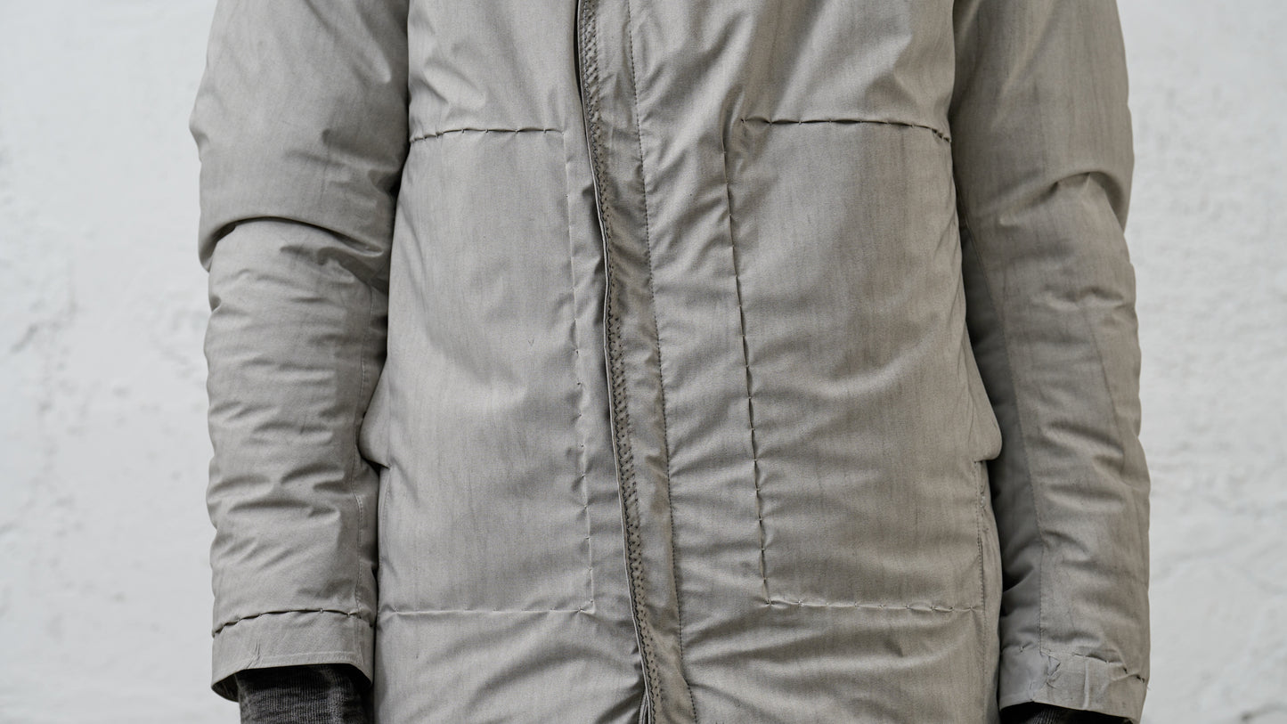 <span>25.2</span><span>"BASIC"</span>MOUNTAIN PARKA SEMILONG ORIGAMI SLEEVE PRIMALOFT<br>ULTRA LIGHT 3 LAYER NYLON<br>DUSTY WHITE