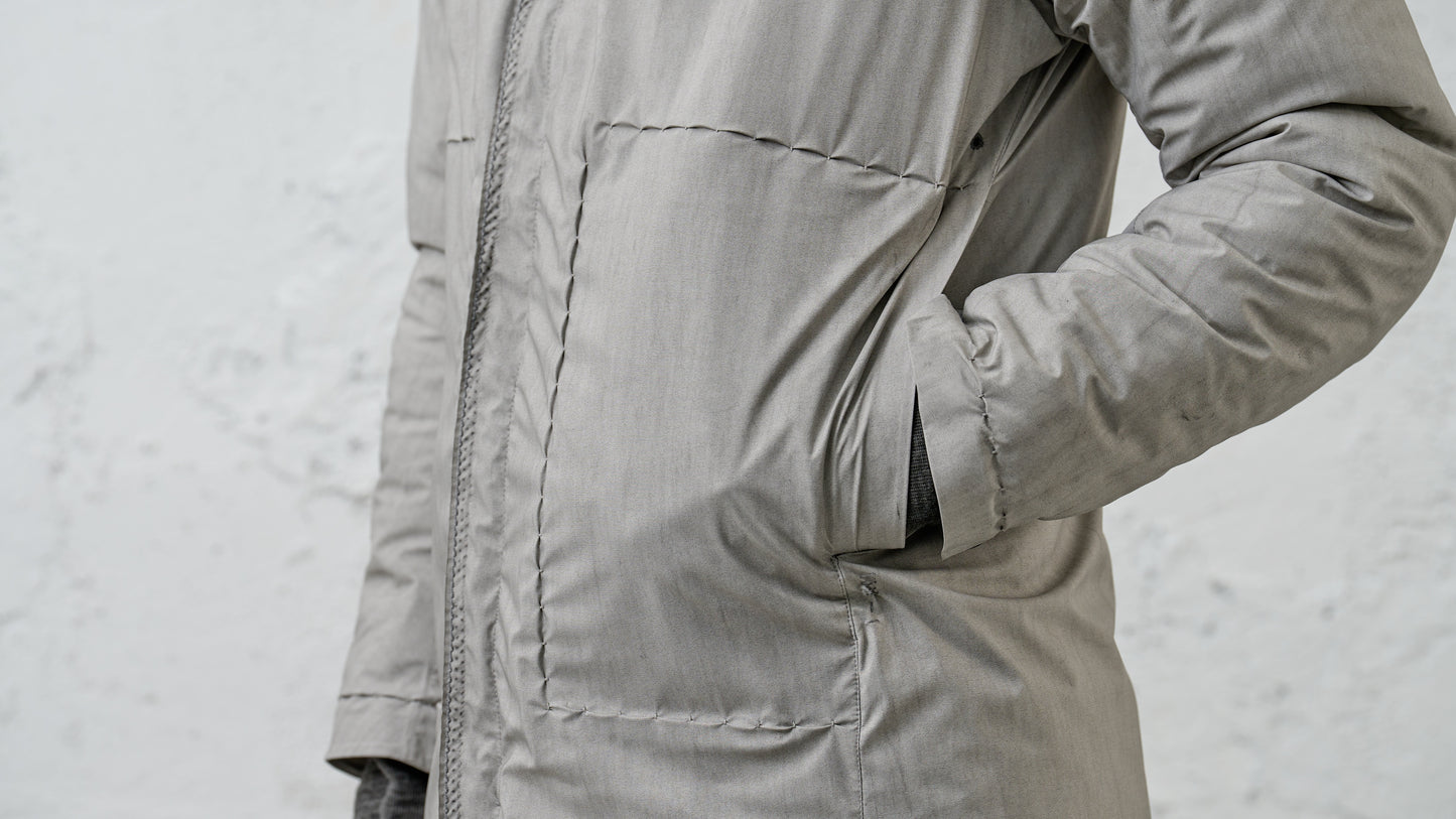 <span>25.2</span><span>"BASIC"</span>MOUNTAIN PARKA SEMILONG ORIGAMI SLEEVE PRIMALOFT<br>ULTRA LIGHT 3 LAYER NYLON<br>DUSTY WHITE