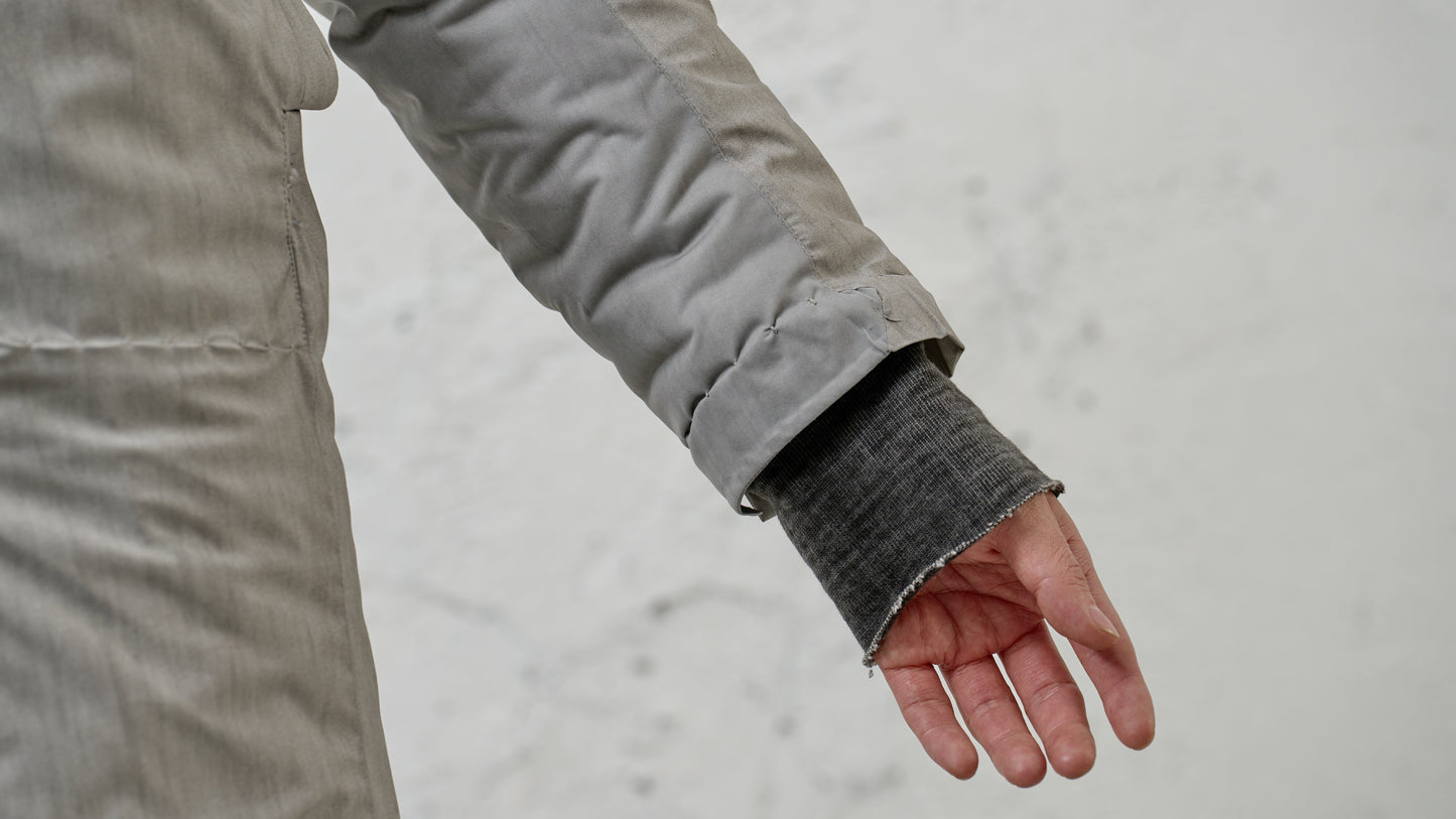 <span>25.2</span><span>"BASIC"</span>MOUNTAIN PARKA SEMILONG ORIGAMI SLEEVE PRIMALOFT<br>ULTRA LIGHT 3 LAYER NYLON<br>DUSTY WHITE