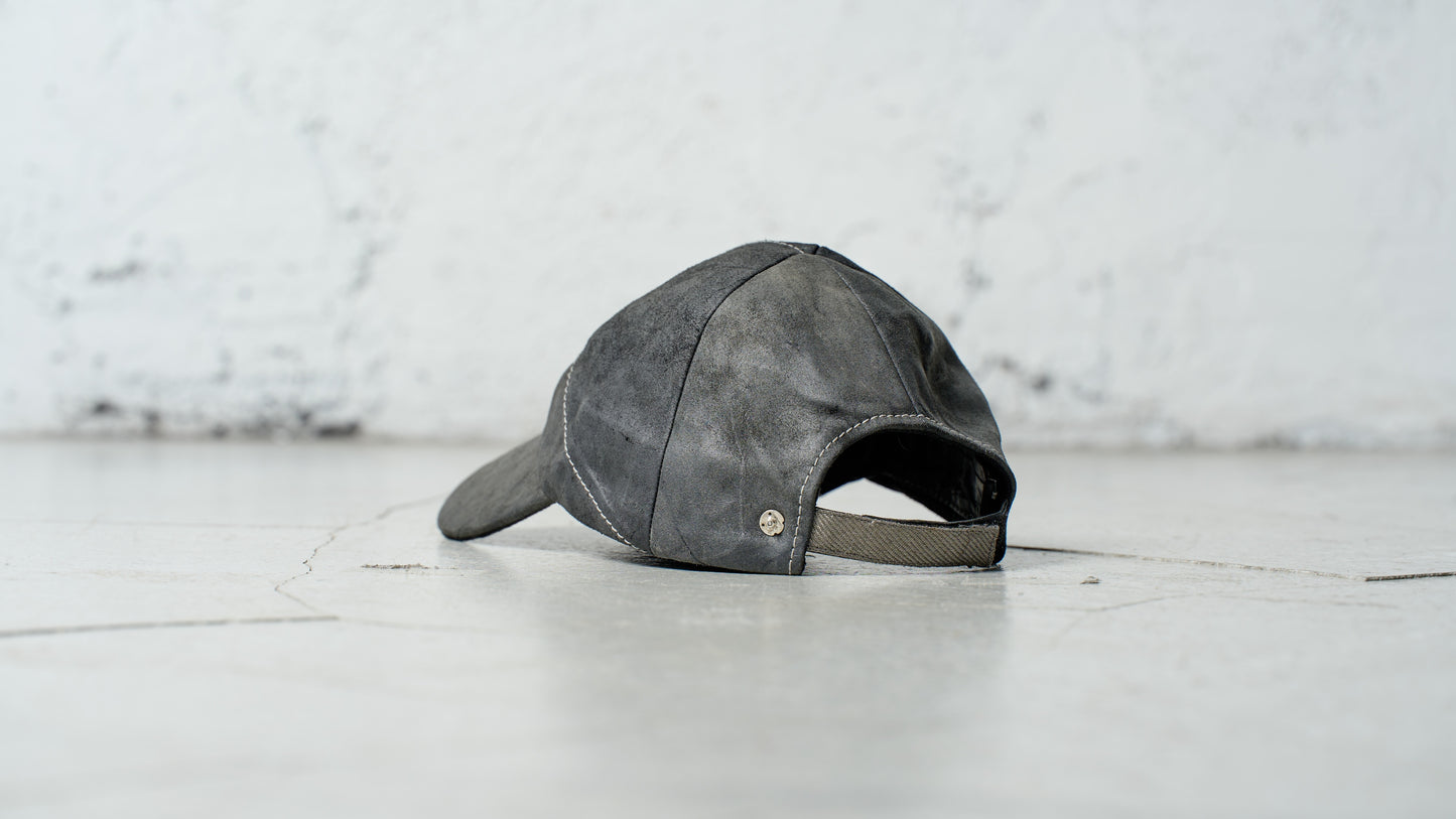 <span>25.2</span><span>"DISPLACEMENT"</span>BASEBALL CAP<br>HORSE FULL GRAIN REVERSE<br>BLACK REVERSE