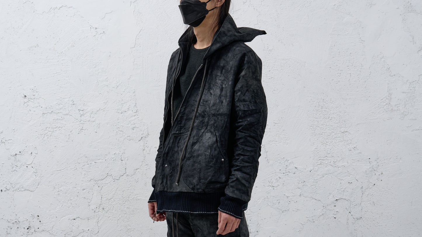 <span>26.2</span><span>"DISPLACEMENT"</span>SWEAT PARKA HOODED ZIPPED CO LINING<br>HORSE FULL GRAIN<br>BLACK REVERSE