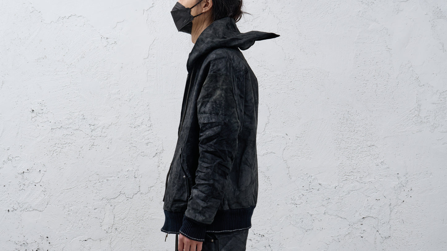 <span>26.2</span><span>"DISPLACEMENT"</span>SWEAT PARKA HOODED ZIPPED CO LINING<br>HORSE FULL GRAIN<br>BLACK REVERSE