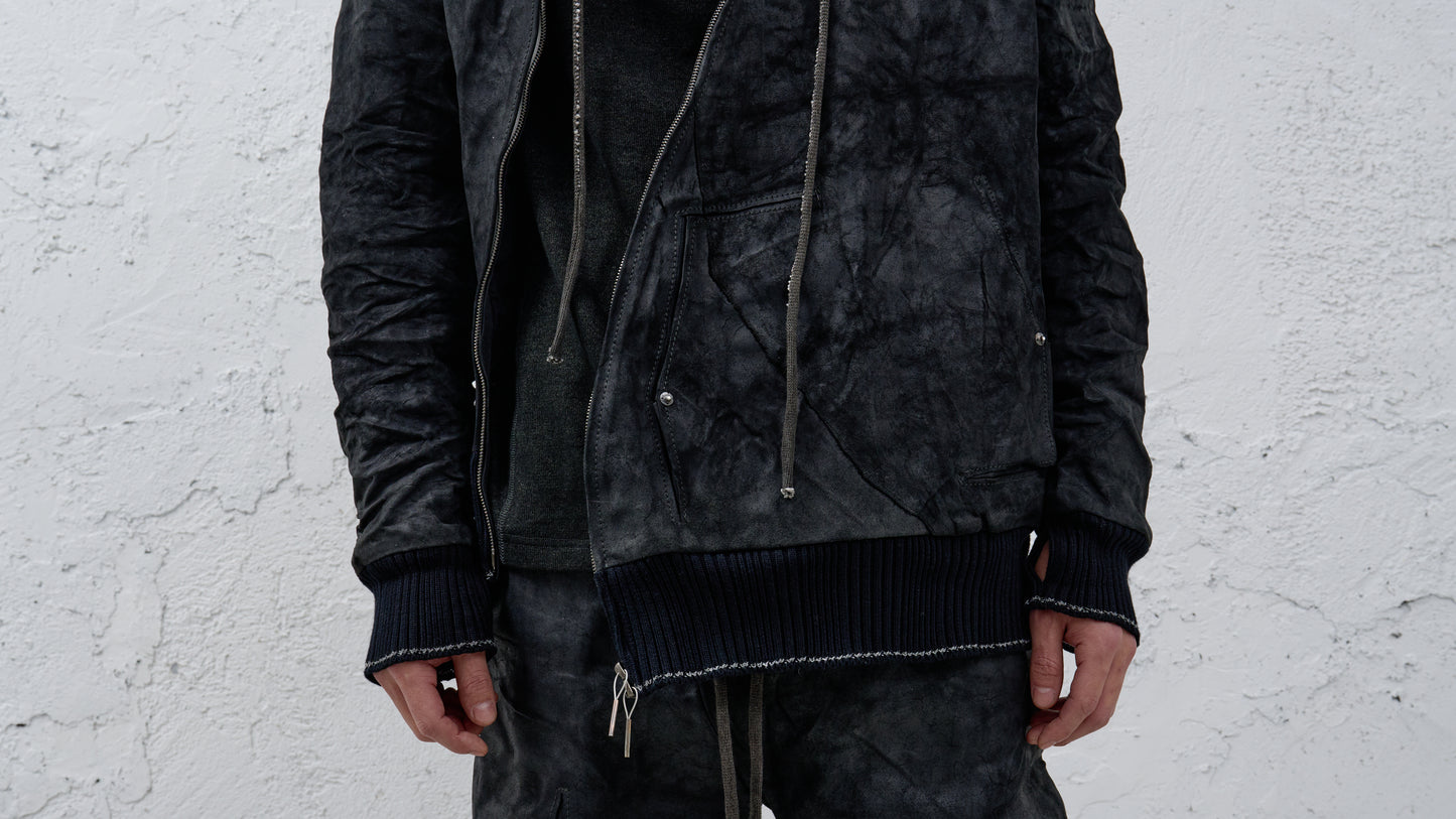 <span>26.2</span><span>"DISPLACEMENT"</span>SWEAT PARKA HOODED ZIPPED CO LINING<br>HORSE FULL GRAIN<br>BLACK REVERSE