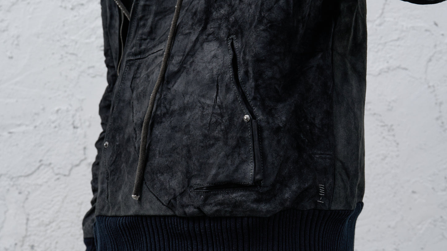 <span>26.2</span><span>"DISPLACEMENT"</span>SWEAT PARKA HOODED ZIPPED CO LINING<br>HORSE FULL GRAIN<br>BLACK REVERSE