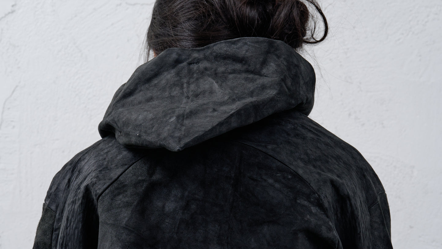 <span>26.2</span><span>"DISPLACEMENT"</span>SWEAT PARKA HOODED ZIPPED CO LINING<br>HORSE FULL GRAIN<br>BLACK REVERSE