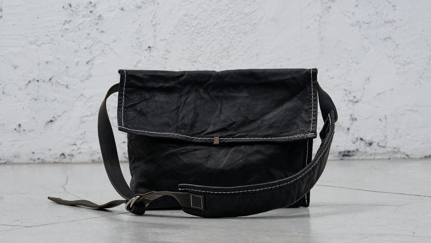 <span>26.2</span><span>"BASIC"</span>MESSENGER BAG<br>KANGAROO FULL GRAIN<br>BLACK