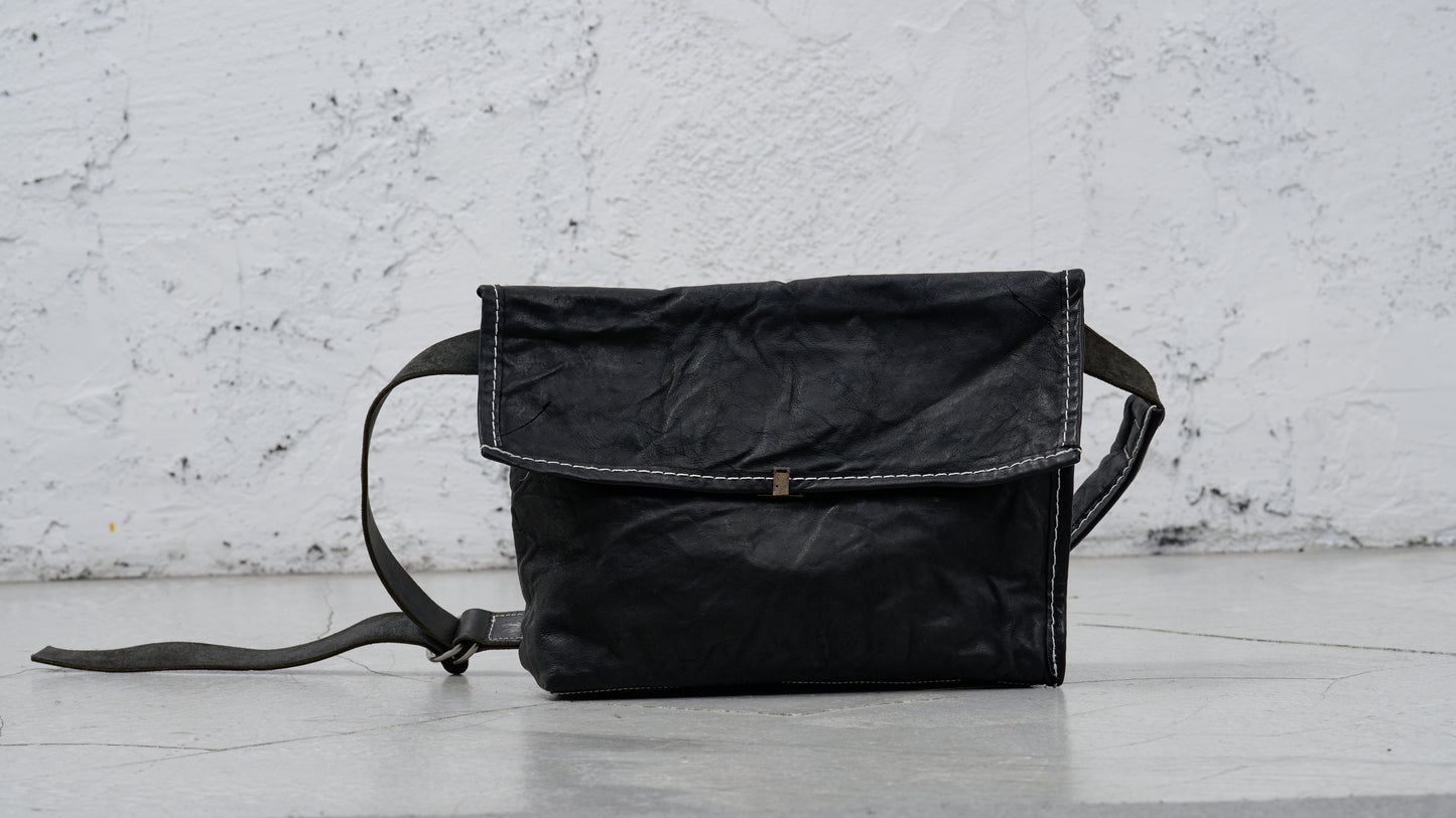 <span>26.2</span><span>"BASIC"</span>MESSENGER BAG<br>KANGAROO FULL GRAIN<br>BLACK