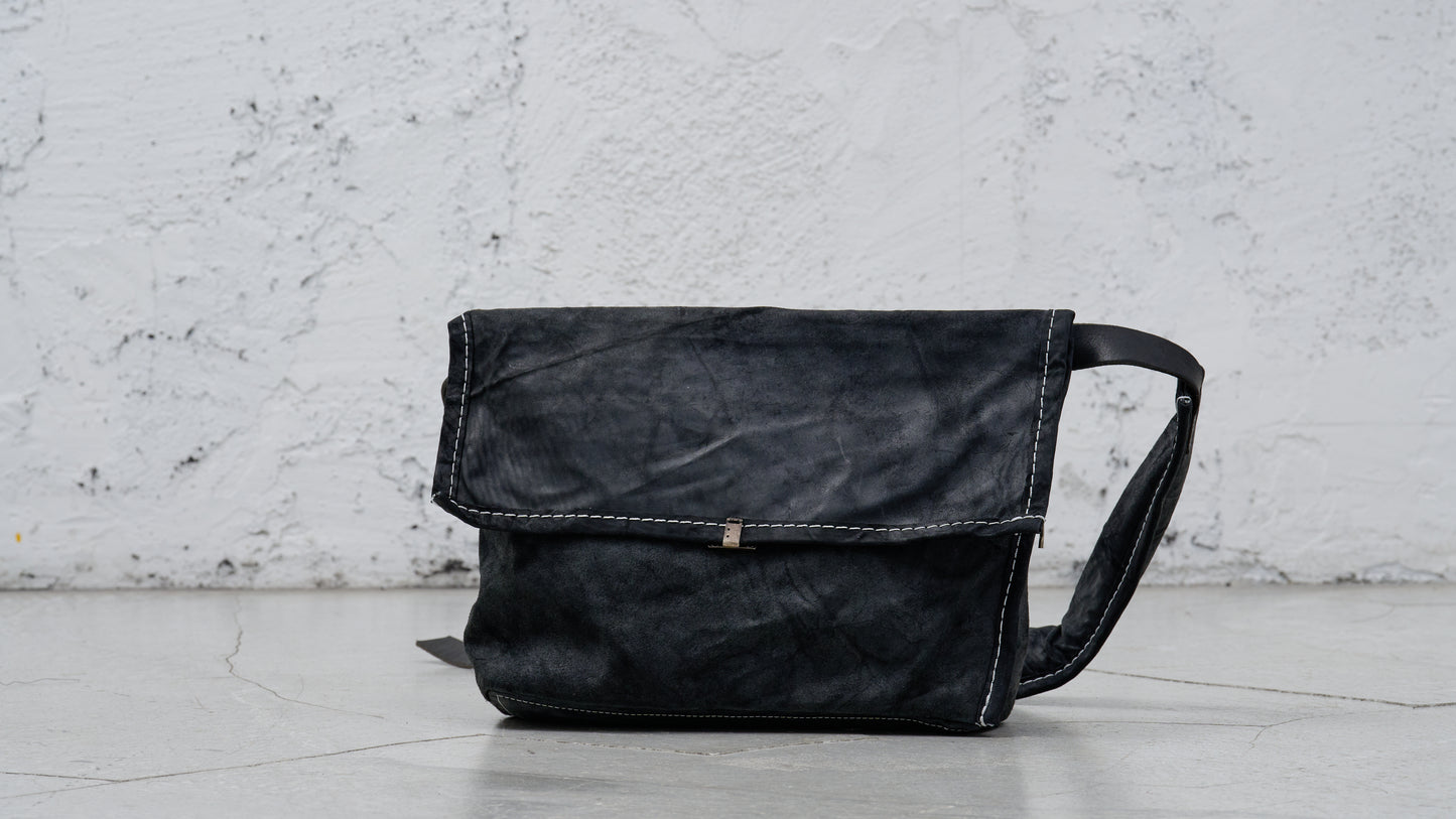 <span>26.2</span><span>"BASIC"</span>MESSENGER BAG<br>HORSE FULL GRAIN<br>BLACK REVERSE