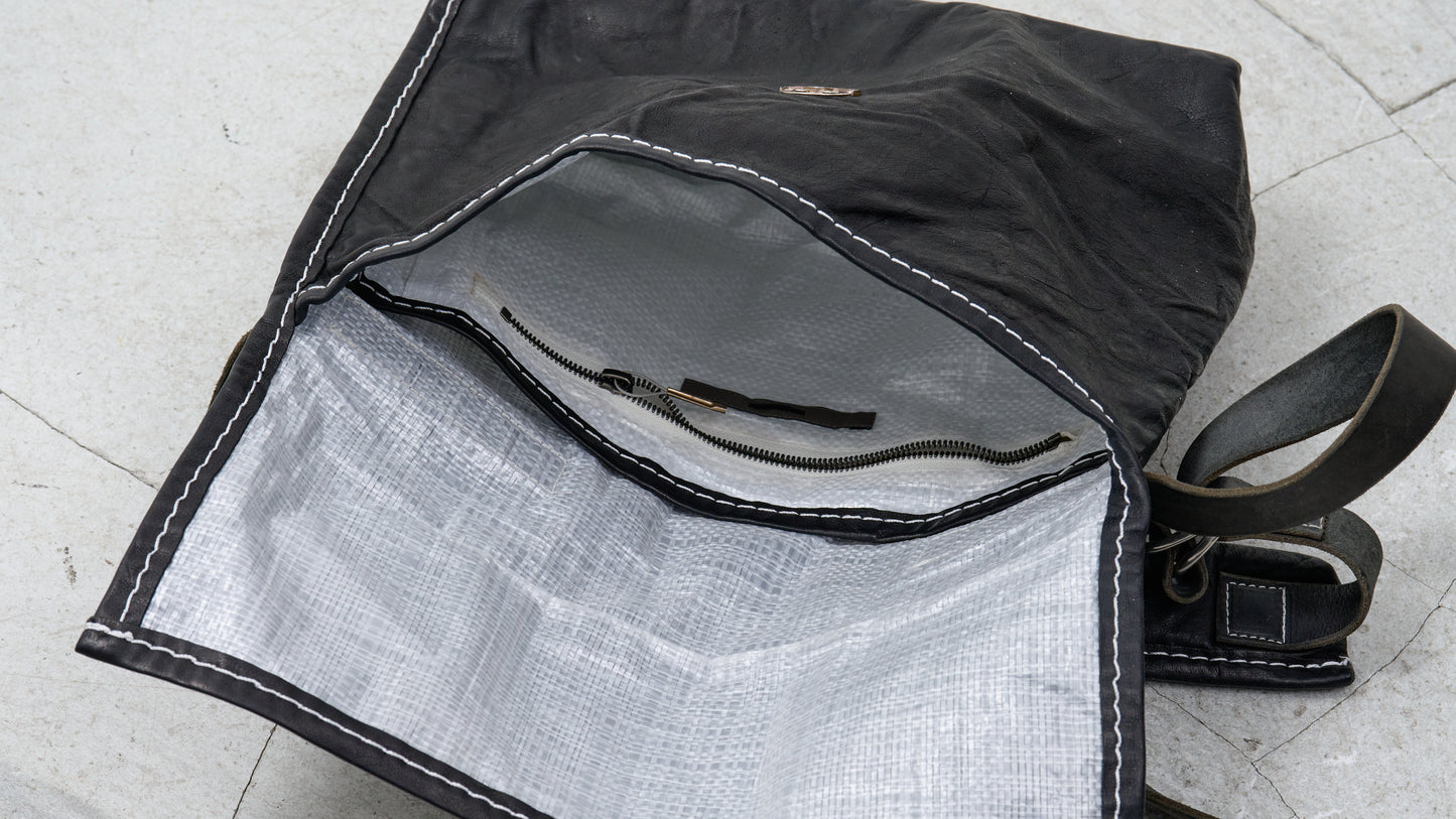 <span>26.2</span><span>"BASIC"</span>MESSENGER BAG<br>KANGAROO FULL GRAIN<br>BLACK