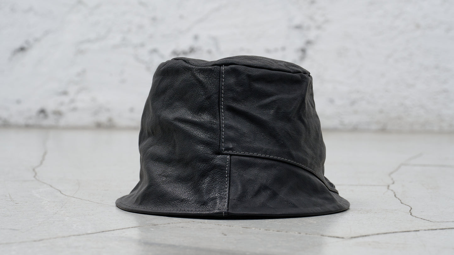 <span>26.2</span><span>"DISPLACEMENT"</span>CLOCHE HAT<br>KANGAROO FULL GRAIN<br>BLACK