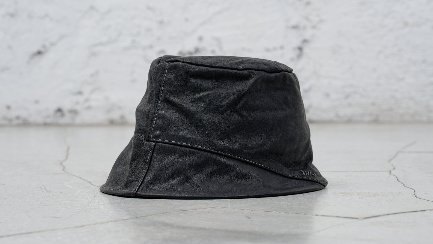 <span>26.2</span><span>"DISPLACEMENT"</span>CLOCHE HAT<br>KANGAROO FULL GRAIN<br>BLACK