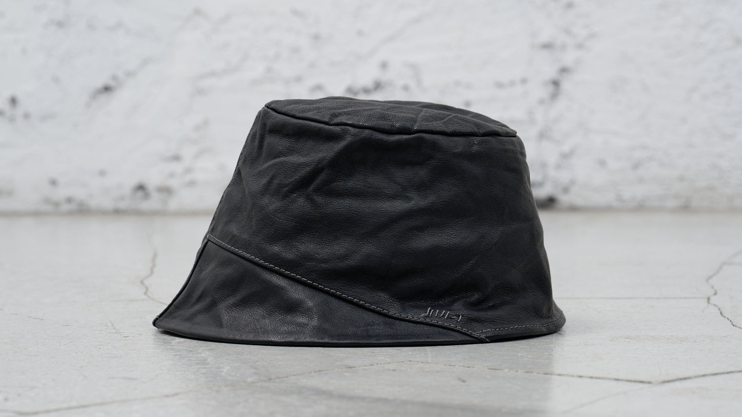 <span>26.2</span><span>"DISPLACEMENT"</span>CLOCHE HAT<br>KANGAROO FULL GRAIN<br>BLACK