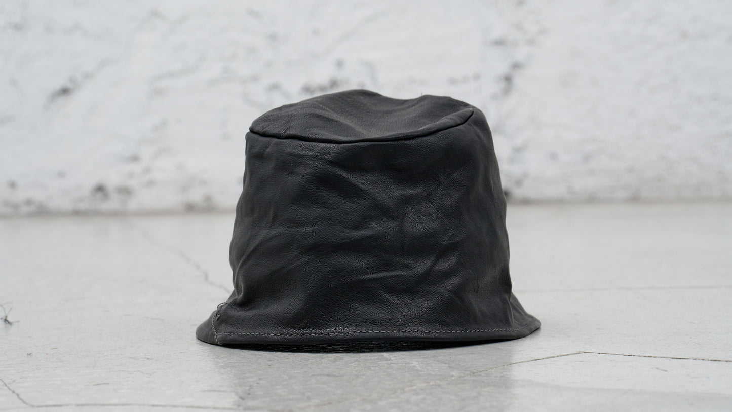 <span>26.2</span><span>"DISPLACEMENT"</span>CLOCHE HAT<br>KANGAROO FULL GRAIN<br>BLACK