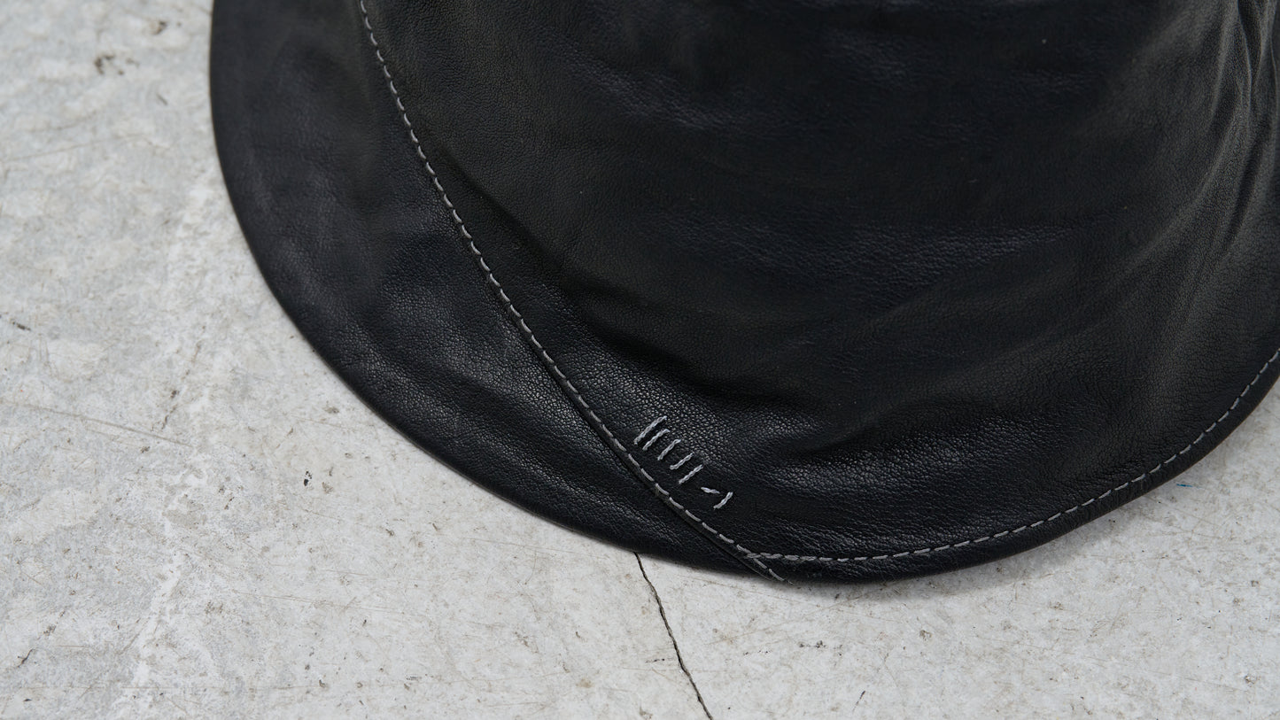 <span>26.2</span><span>"DISPLACEMENT"</span>CLOCHE HAT<br>KANGAROO FULL GRAIN<br>BLACK
