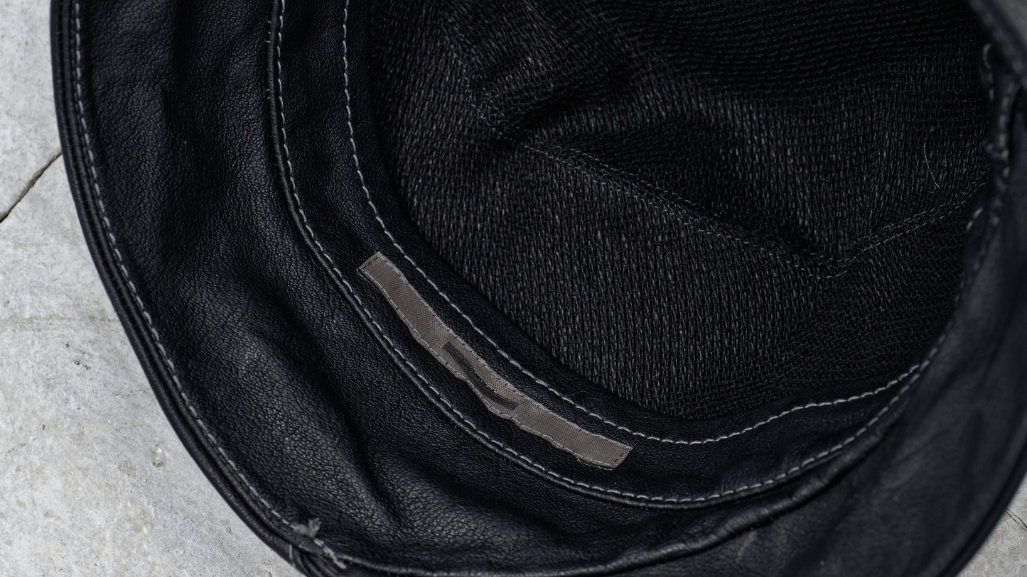 <span>26.2</span><span>"DISPLACEMENT"</span>CLOCHE HAT<br>KANGAROO FULL GRAIN<br>BLACK