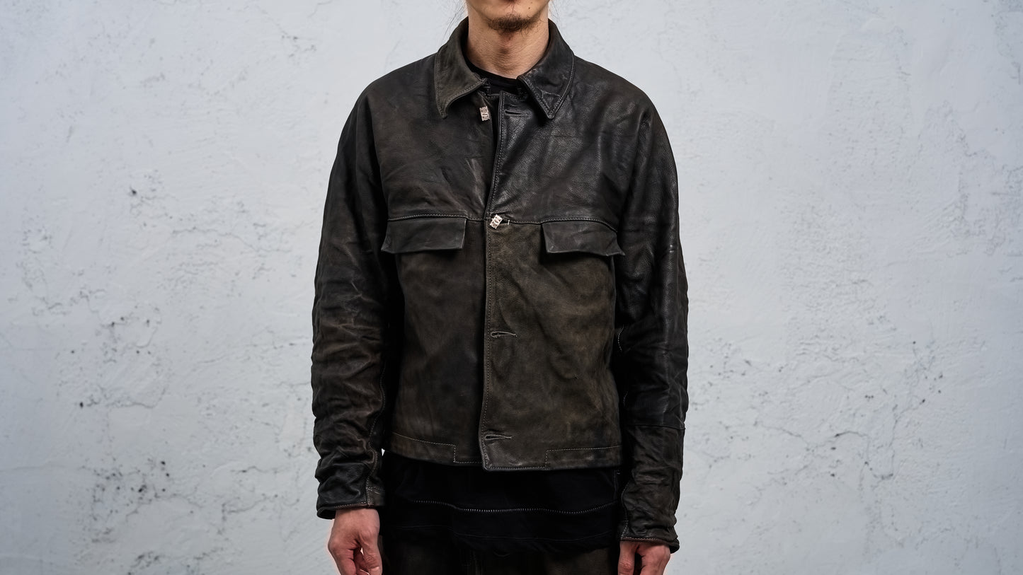 <span>27.1</span><span>"DISPLACEMENT"</span>ARMHOLELESS  JACKET <br>DEER FULL GRAIN<br>COL.26