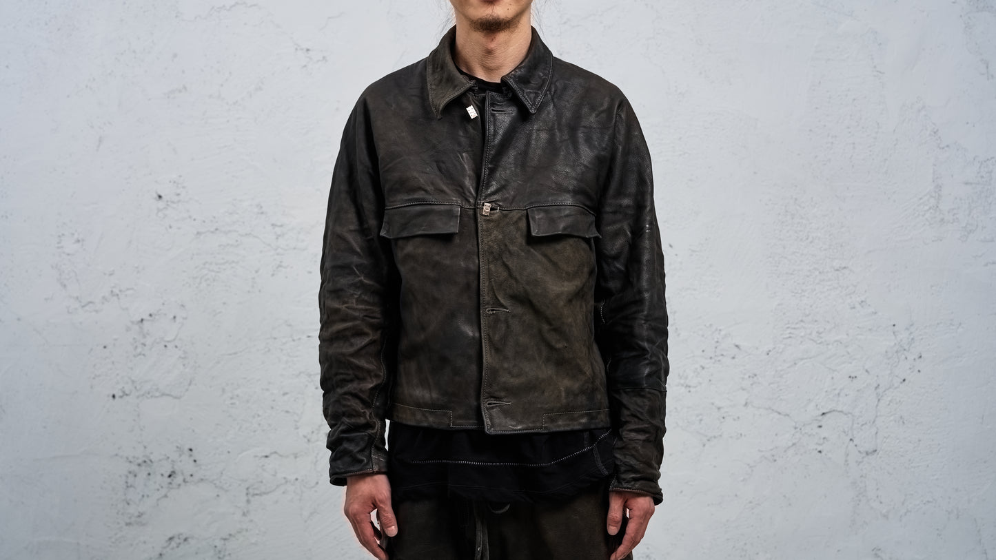 <span>27.1</span><span>"DISPLACEMENT"</span>ARMHOLELESS  JACKET <br>DEER FULL GRAIN<br>COL.26