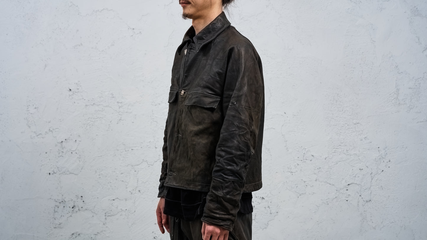 <span>27.1</span><span>"DISPLACEMENT"</span>ARMHOLELESS  JACKET <br>DEER FULL GRAIN<br>COL.26