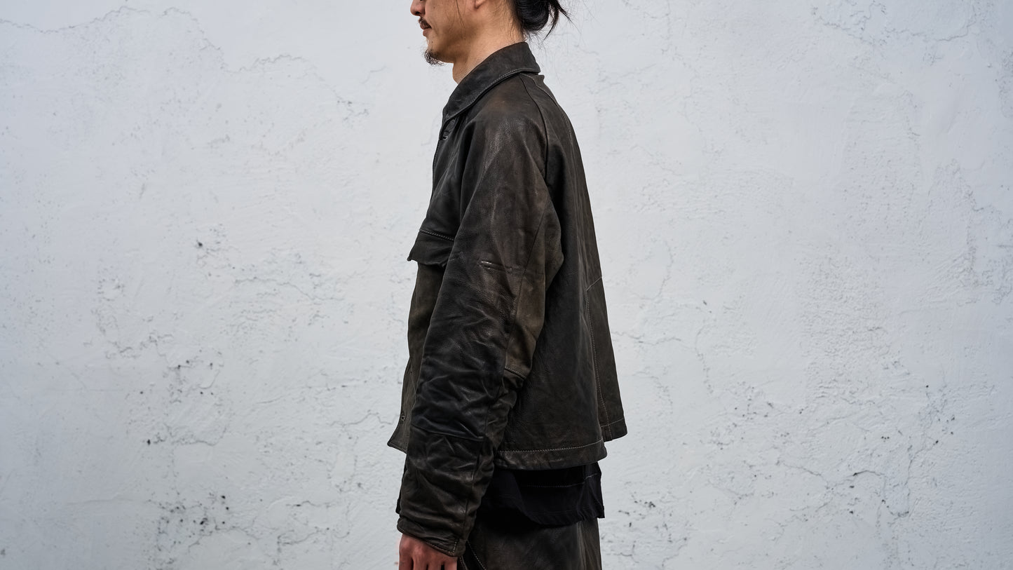 <span>27.1</span><span>"DISPLACEMENT"</span>ARMHOLELESS  JACKET <br>DEER FULL GRAIN<br>COL.26