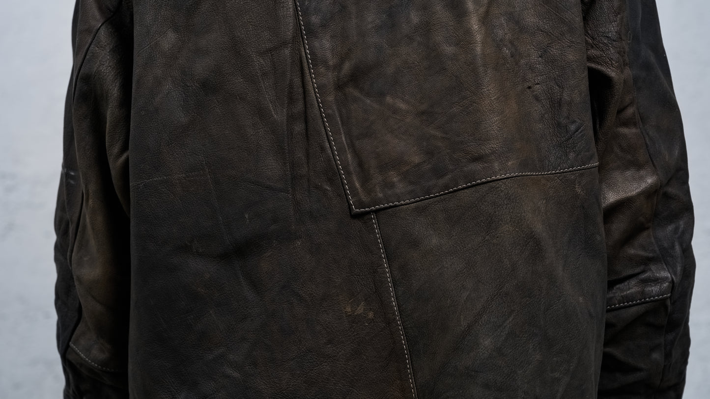 <span>27.1</span><span>"DISPLACEMENT"</span>ARMHOLELESS  JACKET <br>DEER FULL GRAIN<br>COL.26