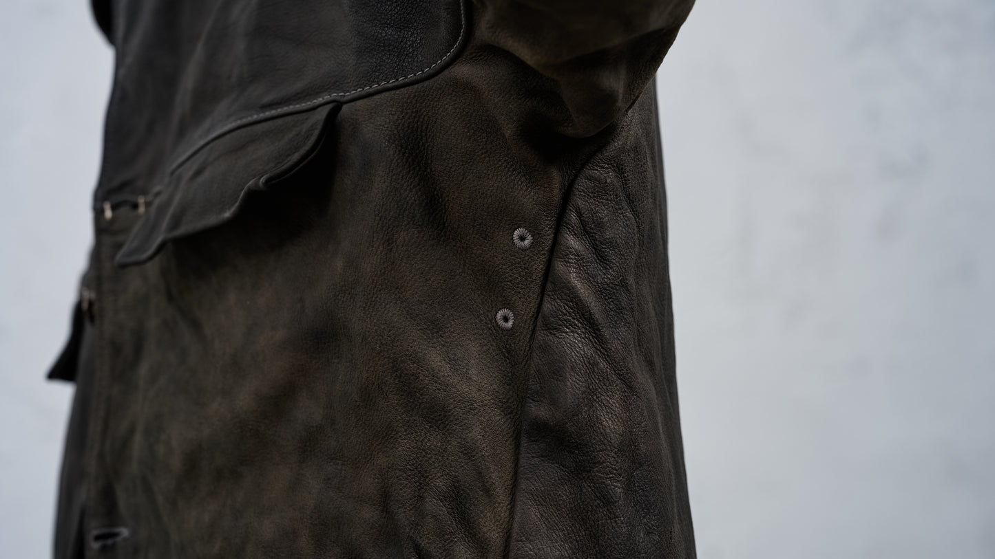 <span>27.1</span><span>"DISPLACEMENT"</span>ARMHOLELESS  JACKET <br>DEER FULL GRAIN<br>COL.26