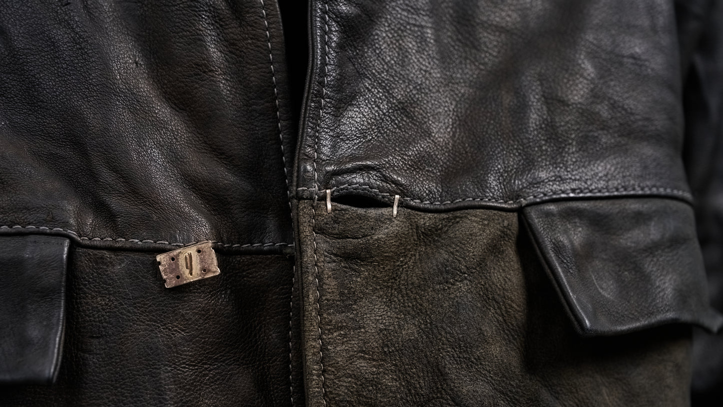 <span>27.1</span><span>"DISPLACEMENT"</span>ARMHOLELESS  JACKET <br>DEER FULL GRAIN<br>COL.26