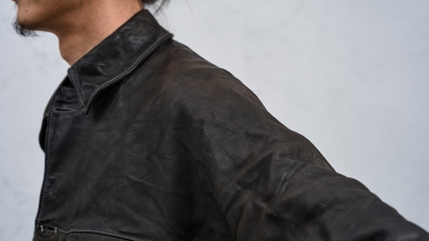 <span>27.1</span><span>"DISPLACEMENT"</span>ARMHOLELESS  JACKET <br>DEER FULL GRAIN<br>COL.26
