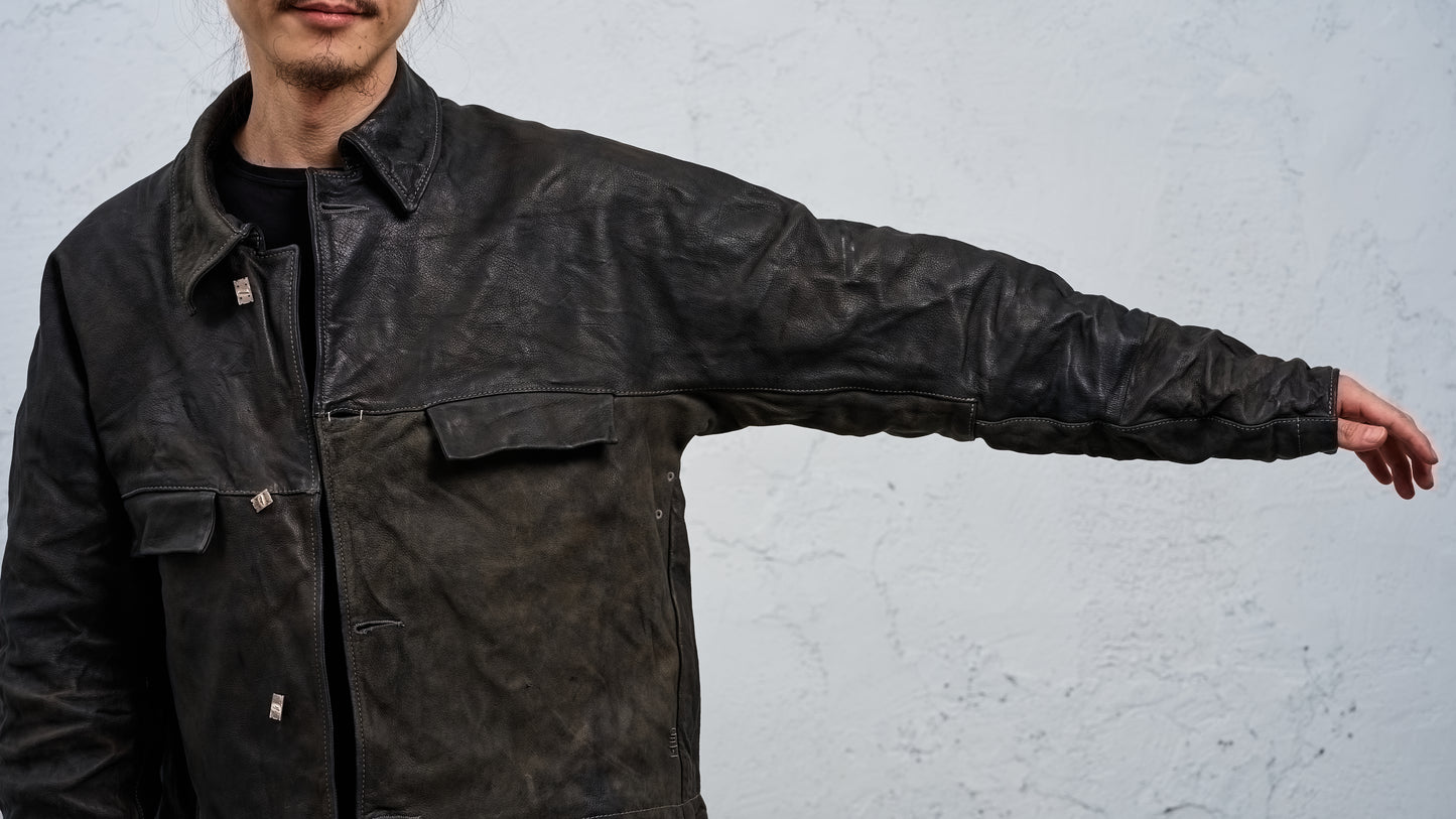 <span>27.1</span><span>"DISPLACEMENT"</span>ARMHOLELESS  JACKET <br>DEER FULL GRAIN<br>COL.26
