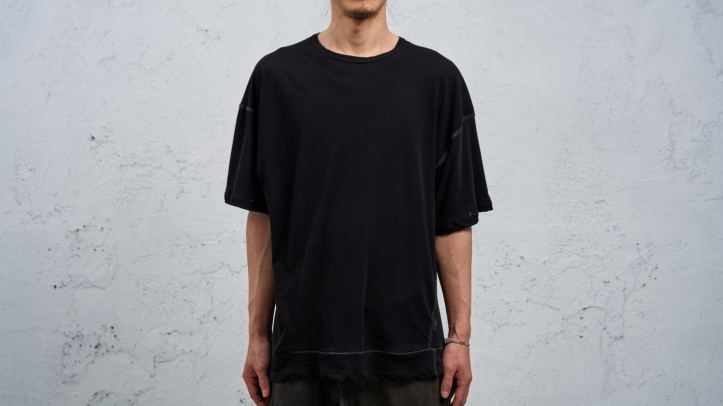 <span>27.1</span><span>"DISPLACEMENT"</span>T-SHIRTS S/S OVERSIZED<br>DRY COTTON JERSEY 60/1<br>BLACK