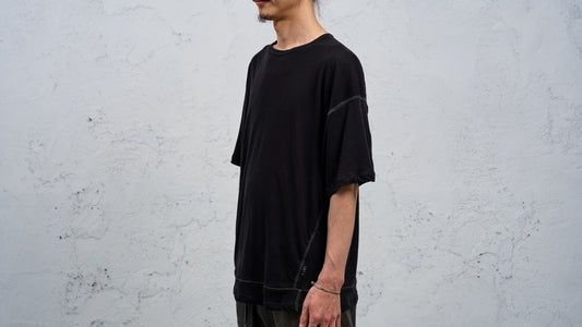 <span>27.1</span><span>"DISPLACEMENT"</span>T-SHIRTS S/S OVERSIZED<br>DRY COTTON JERSEY 60/1<br>BLACK