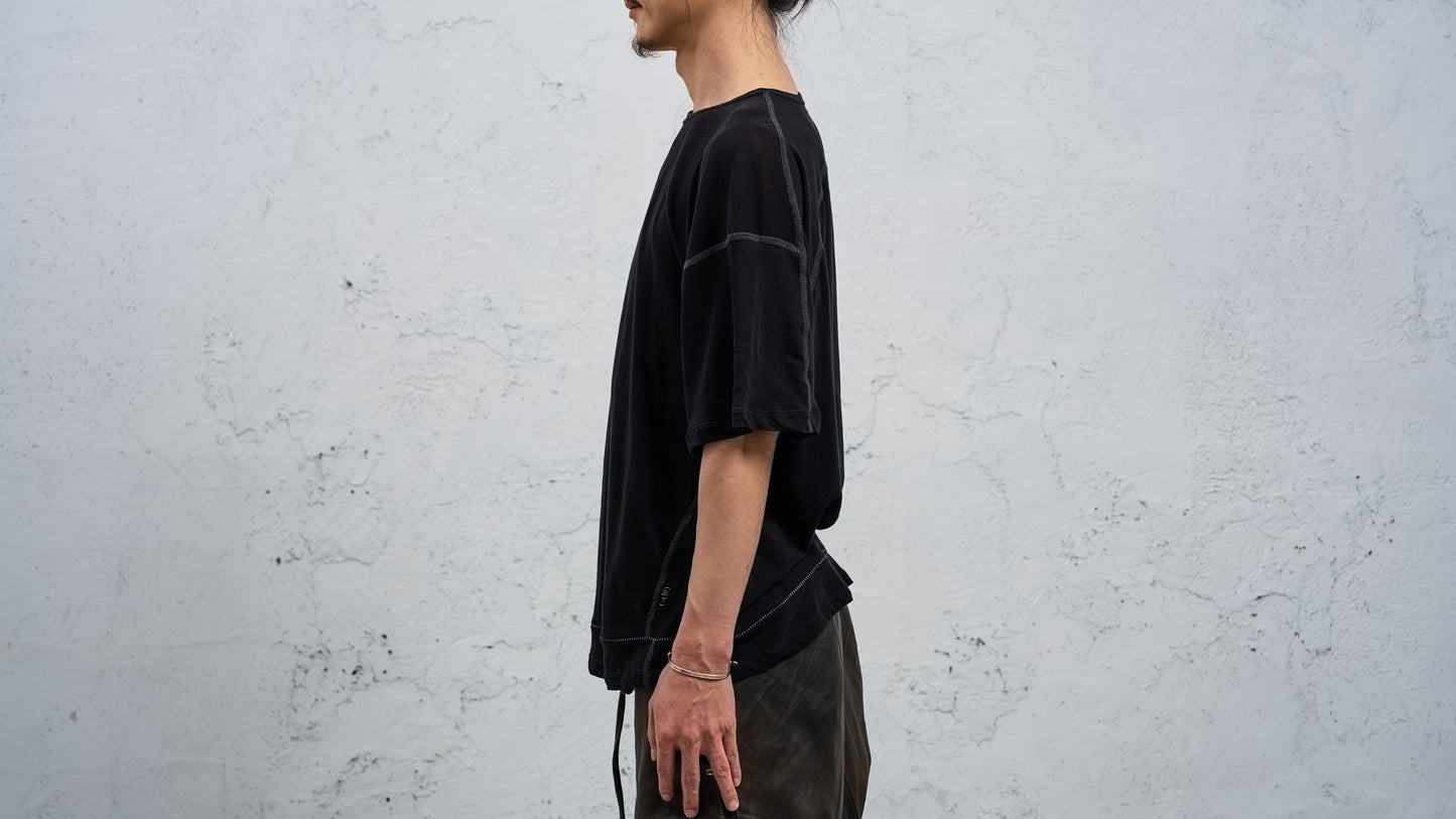 <span>27.1</span><span>"DISPLACEMENT"</span>T-SHIRTS S/S OVERSIZED<br>DRY COTTON JERSEY 60/1<br>BLACK