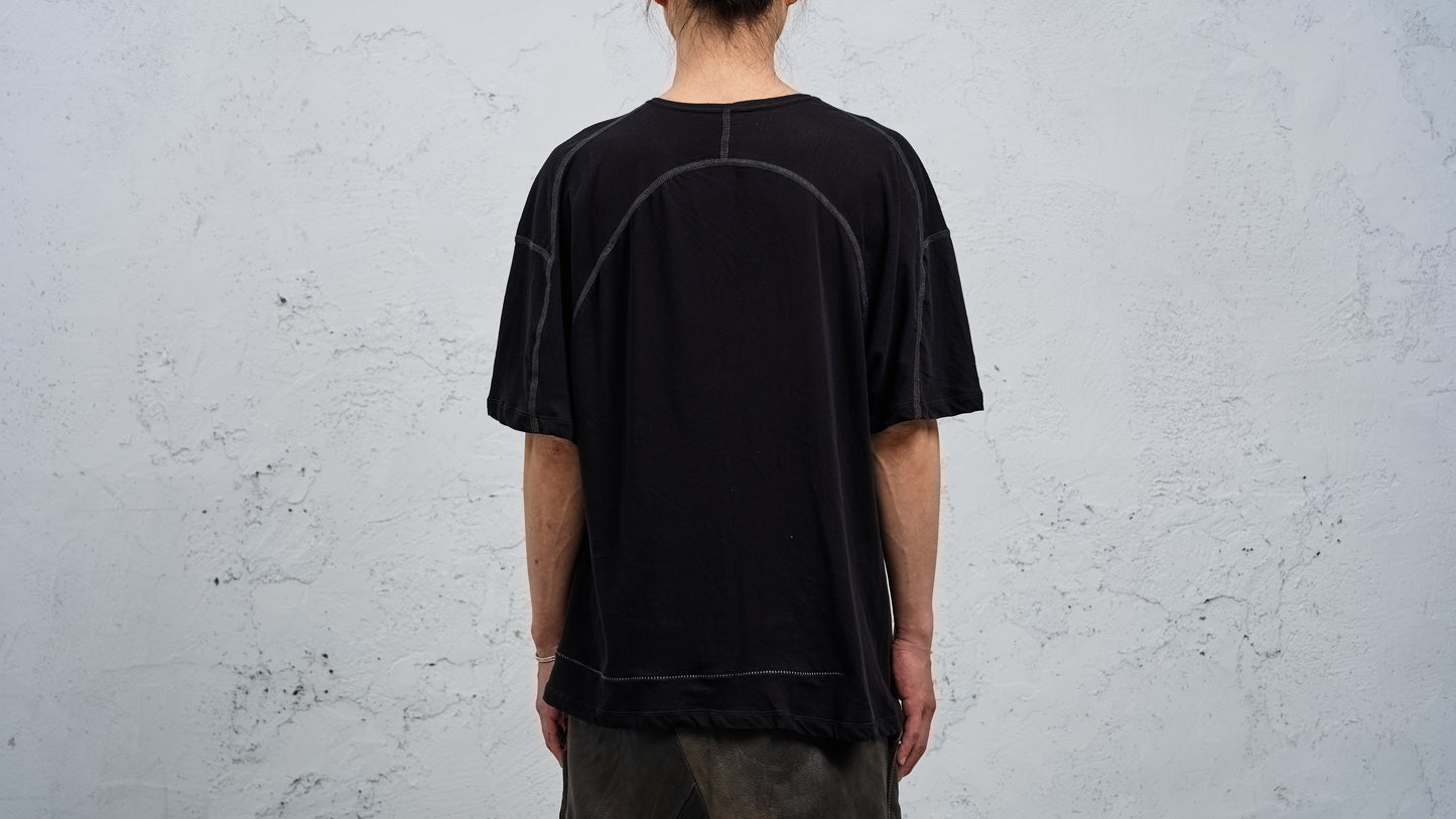 <span>27.1</span><span>"DISPLACEMENT"</span>T-SHIRTS S/S OVERSIZED<br>DRY COTTON JERSEY 60/1<br>BLACK