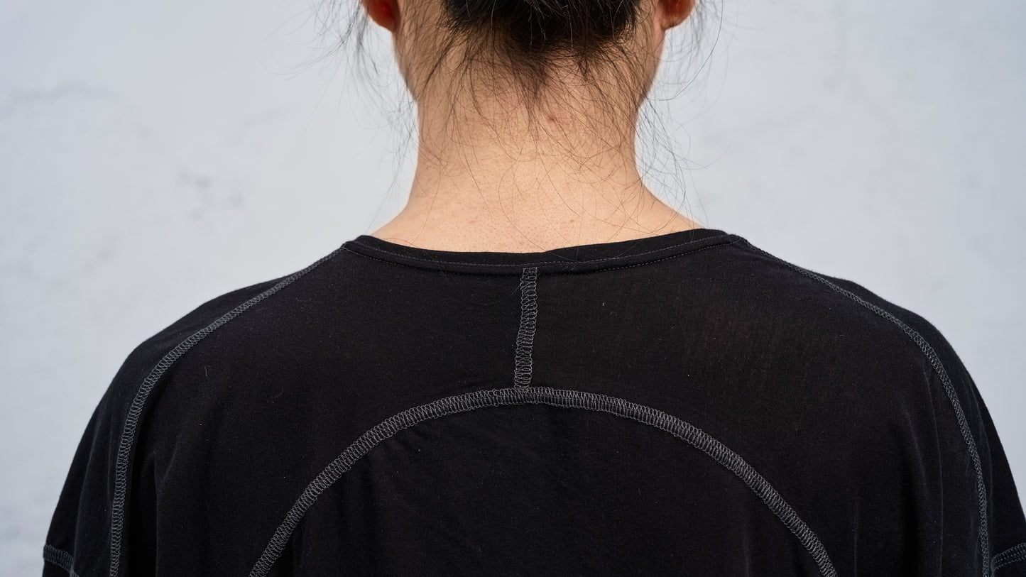 <span>27.1</span><span>"DISPLACEMENT"</span>T-SHIRTS S/S OVERSIZED<br>DRY COTTON JERSEY 60/1<br>BLACK
