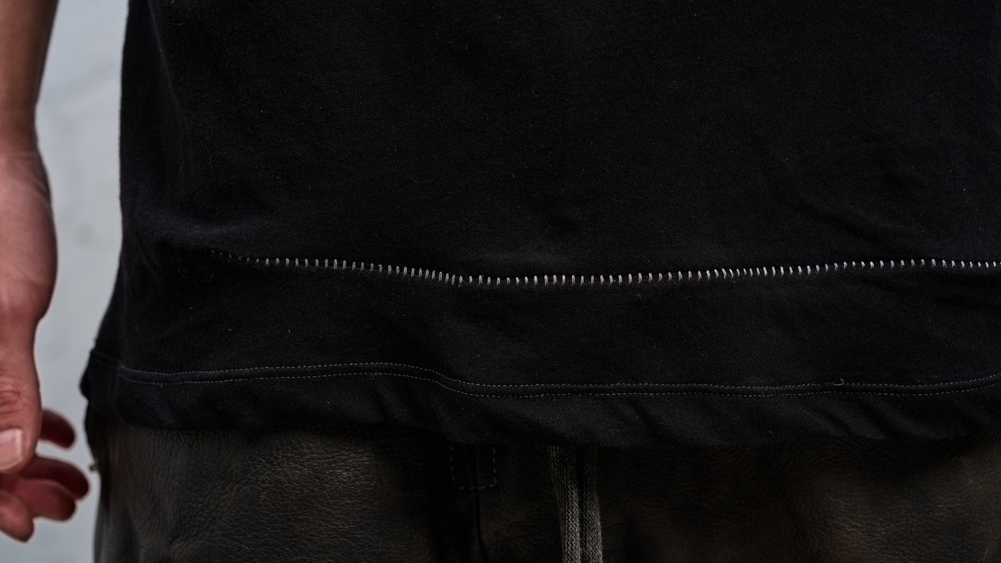 <span>27.1</span><span>"DISPLACEMENT"</span>T-SHIRTS S/S OVERSIZED<br>DRY COTTON JERSEY 60/1<br>BLACK