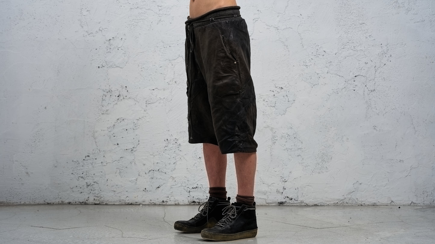 <span>27.1</span><span>"DISPLACEMENT"</span>SWEAT PANTS DROPCLOTCHED SHORT W/Z COTTON LINING<br>DEER FULL GRAIN 0.8<br>COL.26