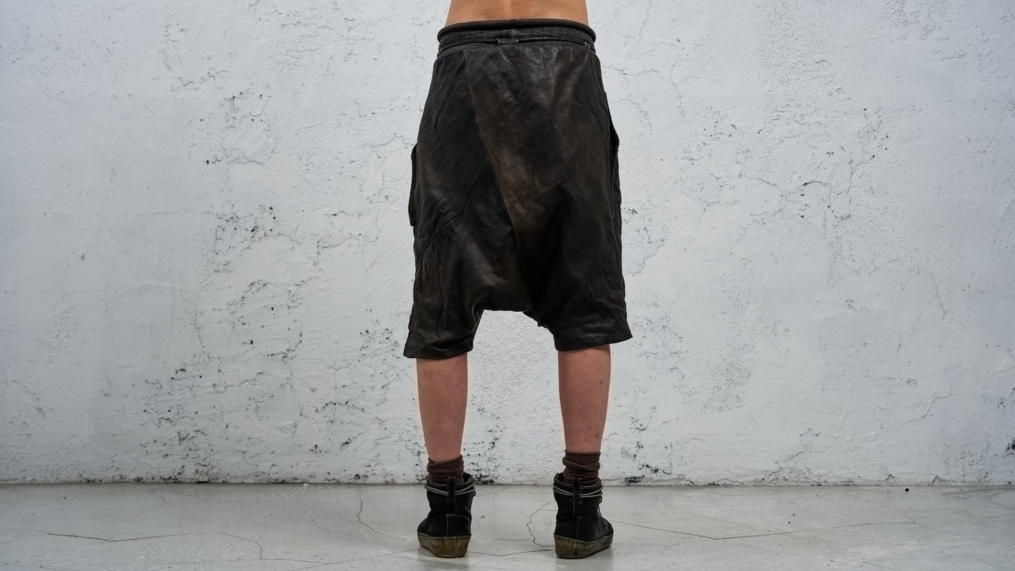 <span>27.1</span><span>"DISPLACEMENT"</span>SWEAT PANTS DROPCLOTCHED SHORT W/Z COTTON LINING<br>DEER FULL GRAIN 0.8<br>COL.26