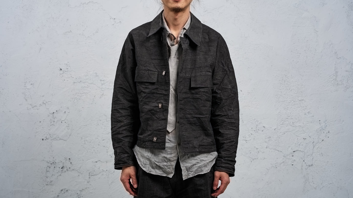 <span>27.1</span><span>"DISPLACEMENT"</span>ARMHOLELESS  JACKET <br>DNA PAPER TWILL<br>CARBON