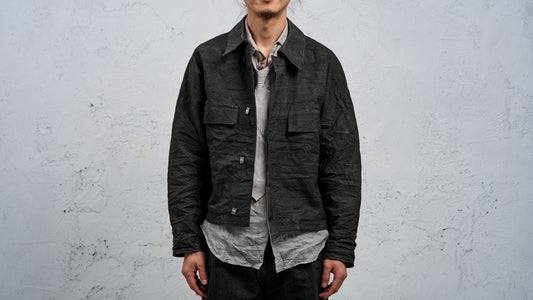 <span>27.1</span><span>"DISPLACEMENT"</span>ARMHOLELESS  JACKET <br>DNA PAPER TWILL<br>CARBON