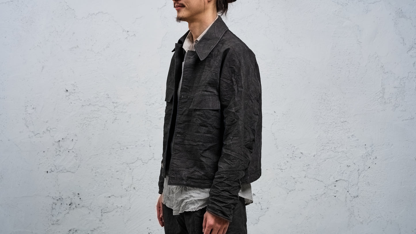 <span>27.1</span><span>"DISPLACEMENT"</span>ARMHOLELESS  JACKET <br>DNA PAPER TWILL<br>CARBON