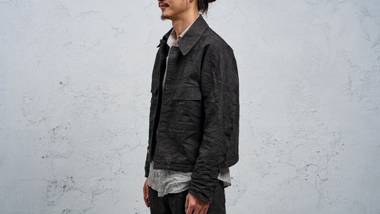 <span>27.1</span><span>"DISPLACEMENT"</span>ARMHOLELESS  JACKET <br>DNA PAPER TWILL<br>CARBON